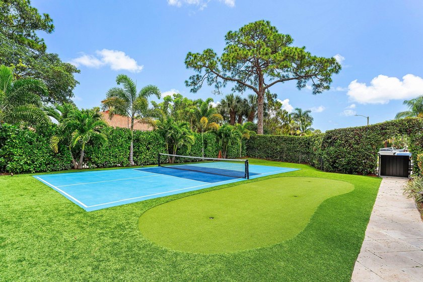 Opportunities like this are rare in East Boca. This stunning - photo 49