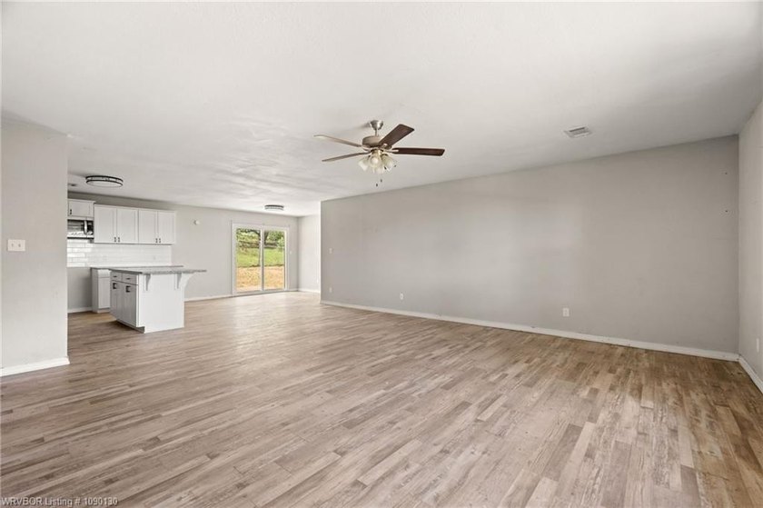 Nice home located on the beautiful, members-only Sebastian Lake - photo 4