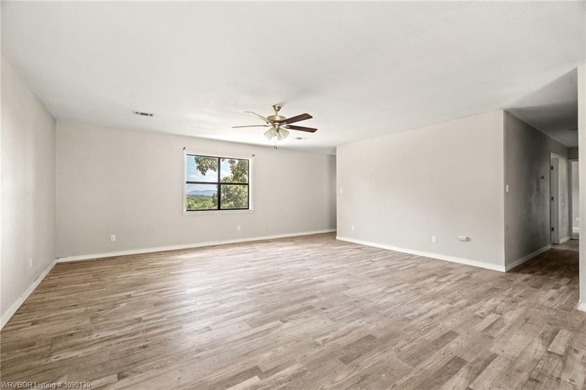 Nice home located on the beautiful, members-only Sebastian Lake - photo 5