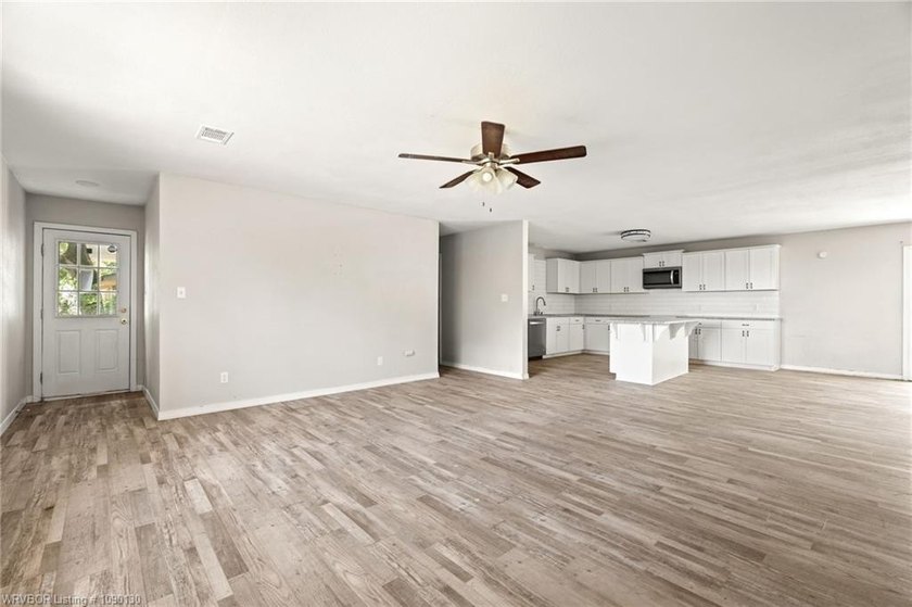 Nice home located on the beautiful, members-only Sebastian Lake - photo 6