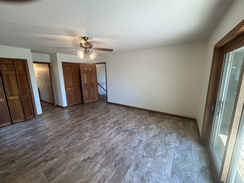 3 bd / 2 bath home. It has a circle drive with RV / boat parking - photo 11