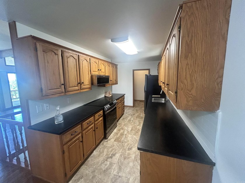 3 bd / 2 bath home. It has a circle drive with RV / boat parking - photo 14