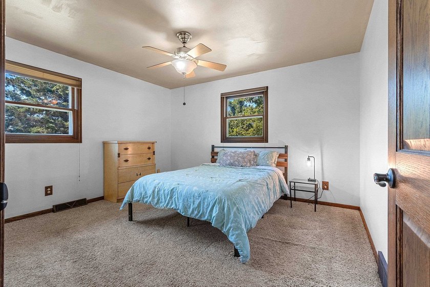 Welcome to your cozy retreat on a quiet dead-end street, just - photo 15
