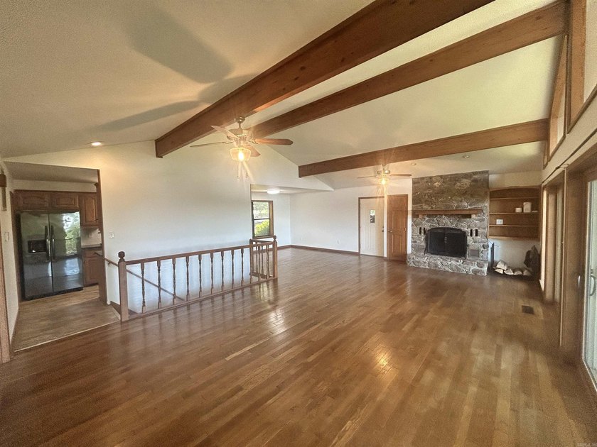 3 bd / 2 bath home. It has a circle drive with RV / boat parking - photo 16