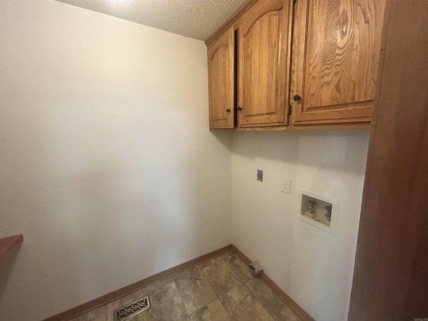 3 bd / 2 bath home. It has a circle drive with RV / boat parking - photo 17