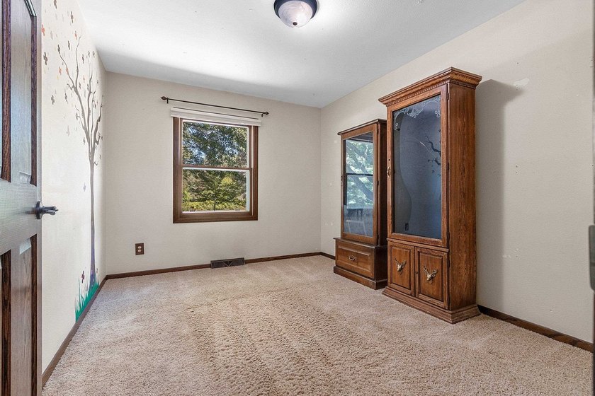 Welcome to your cozy retreat on a quiet dead-end street, just - photo 18