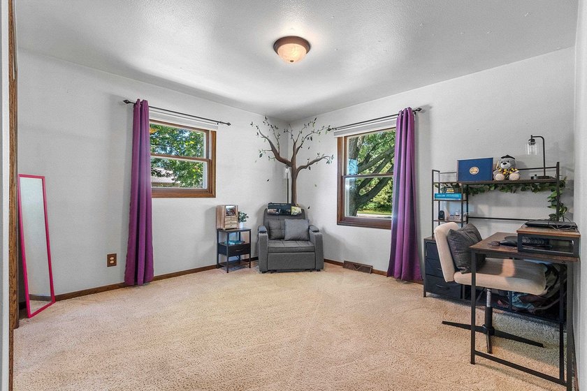 Welcome to your cozy retreat on a quiet dead-end street, just - photo 21