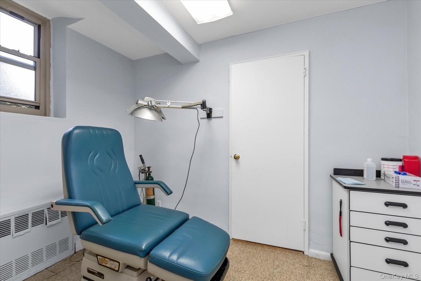 Prime ground-floor medical (Podiatry) office located within a - photo 7