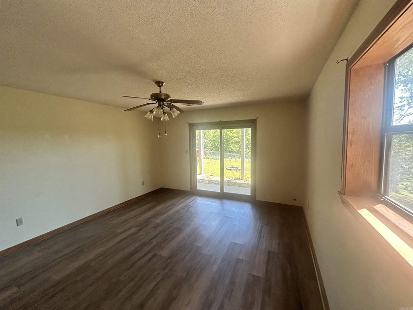 3 bd / 2 bath home. It has a circle drive with RV / boat parking - photo 31