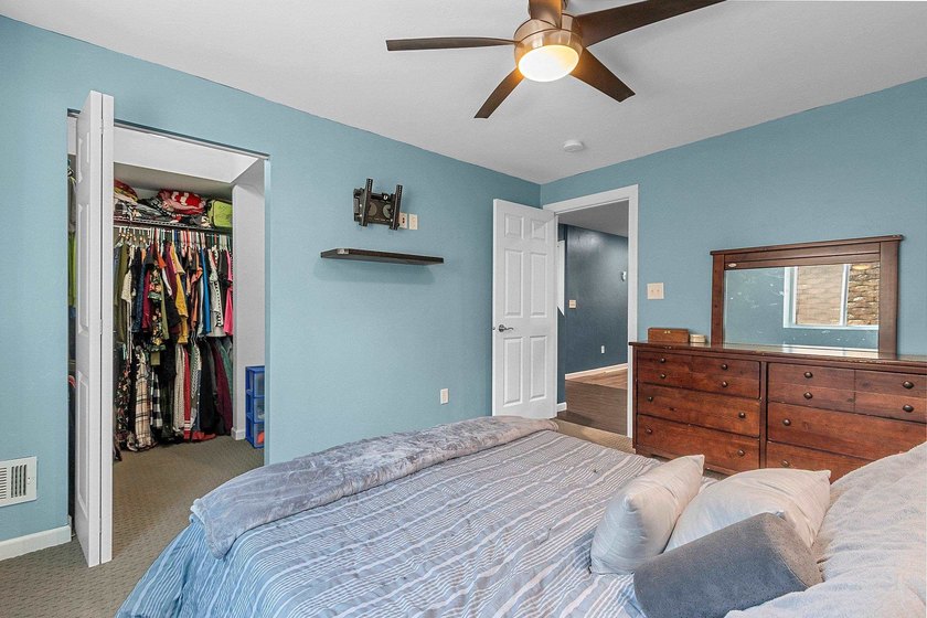Welcome to your cozy retreat on a quiet dead-end street, just - photo 31