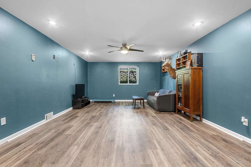 Welcome to your cozy retreat on a quiet dead-end street, just - photo 34