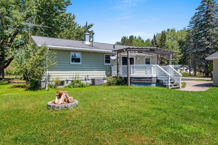 Welcome to your cozy retreat on a quiet dead-end street, just - photo 41