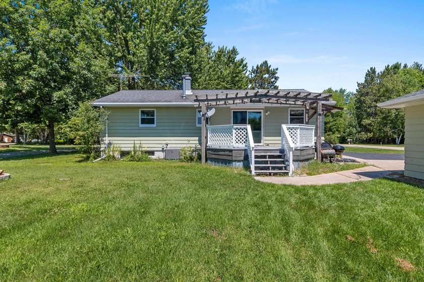 Welcome to your cozy retreat on a quiet dead-end street, just - photo 42
