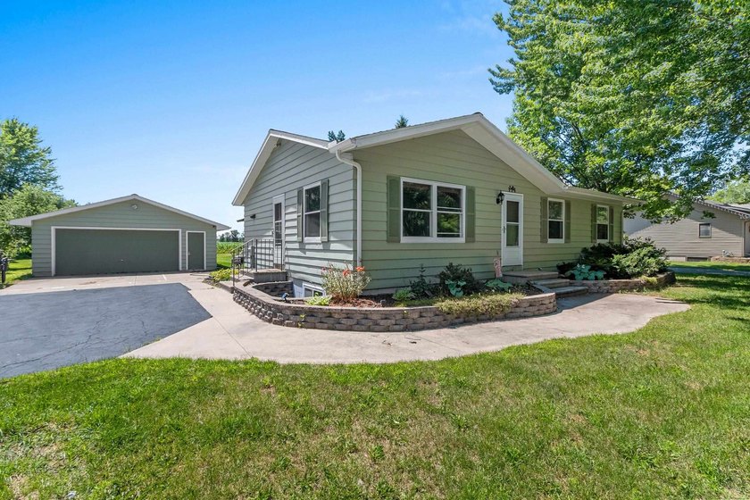 Welcome to your cozy retreat on a quiet dead-end street, just - photo 43