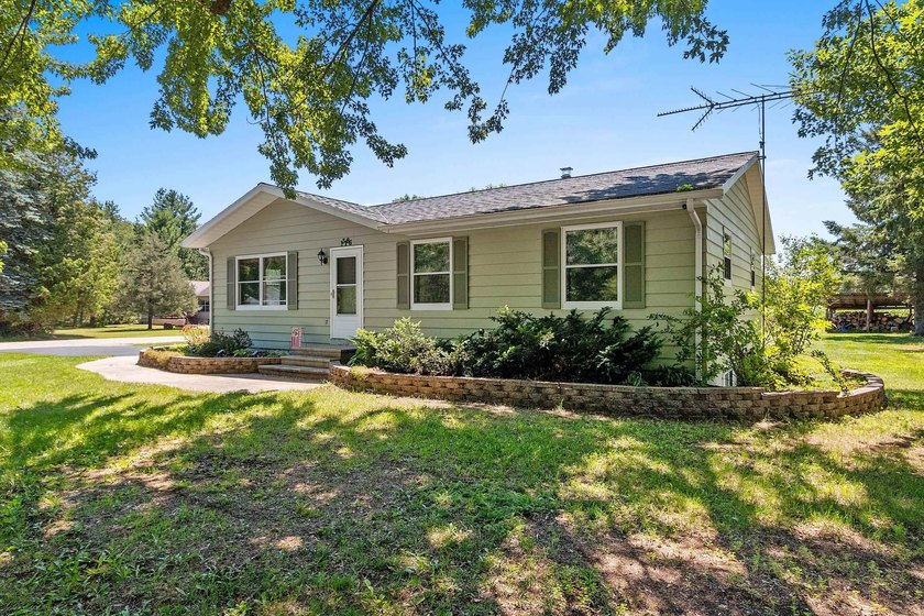 Welcome to your cozy retreat on a quiet dead-end street, just - photo 44