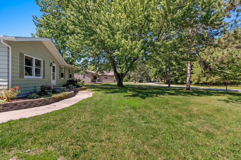 Welcome to your cozy retreat on a quiet dead-end street, just - photo 45