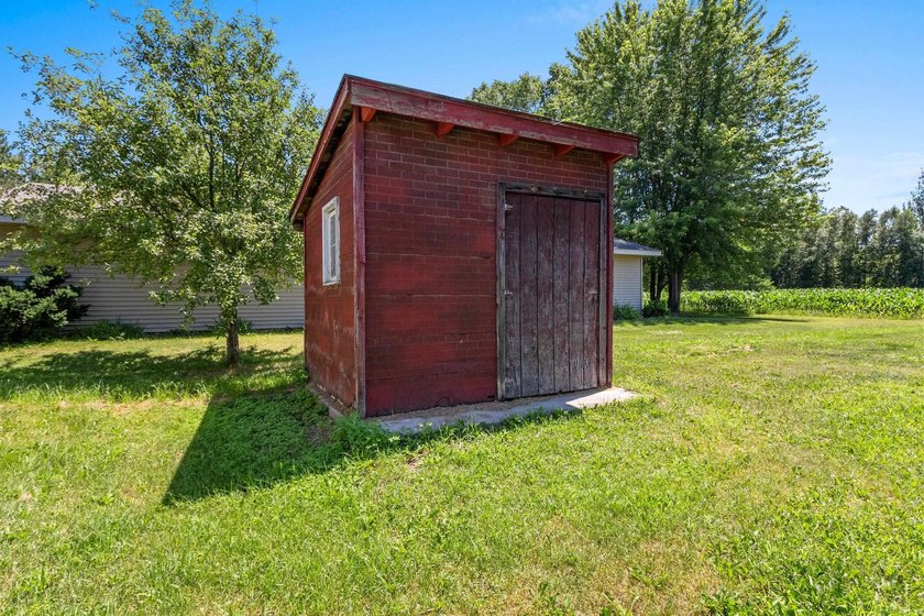Welcome to your cozy retreat on a quiet dead-end street, just - photo 46