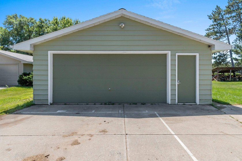 Welcome to your cozy retreat on a quiet dead-end street, just - photo 47