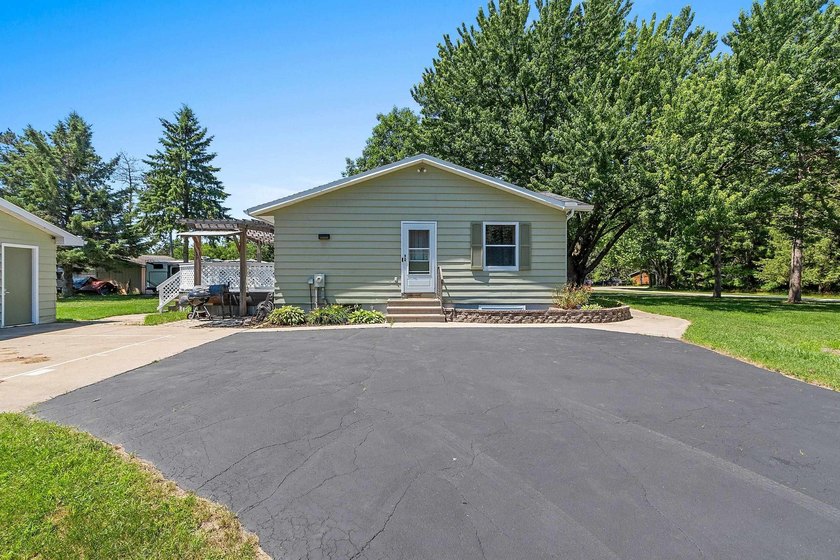 Welcome to your cozy retreat on a quiet dead-end street, just - photo 48
