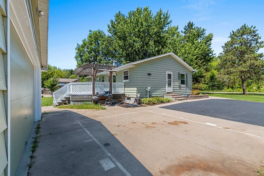 Welcome to your cozy retreat on a quiet dead-end street, just - photo 49