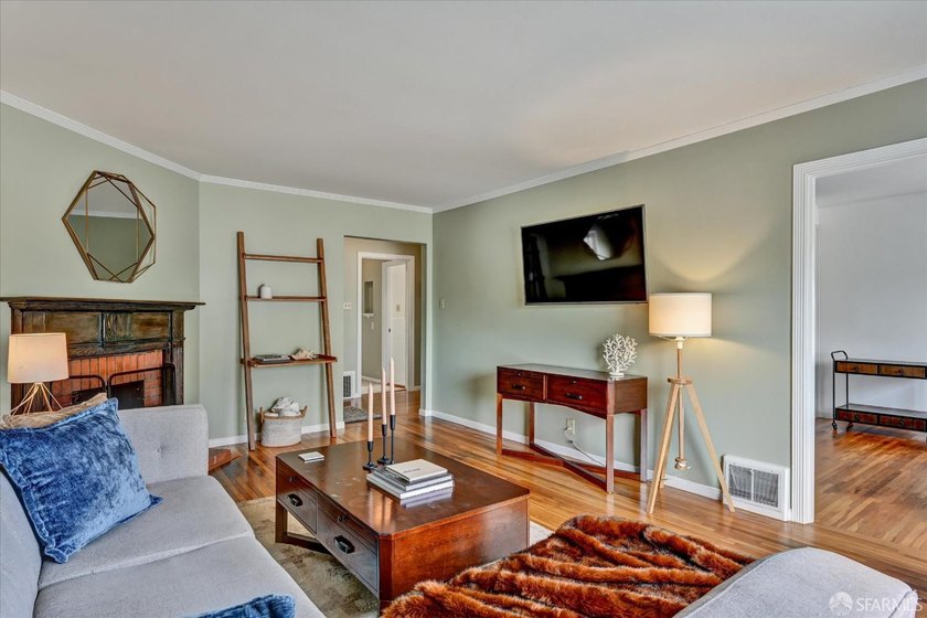 Move-in ready VACANT duplex in the highly desirable Central - photo 12