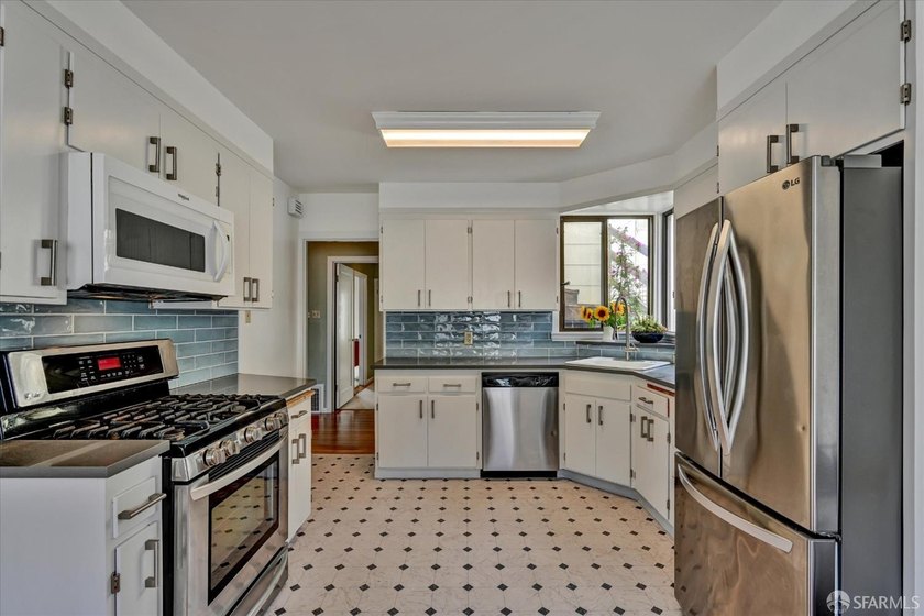 Move-in ready VACANT duplex in the highly desirable Central - photo 17