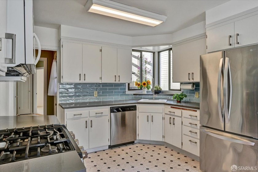 Move-in ready VACANT duplex in the highly desirable Central - photo 18