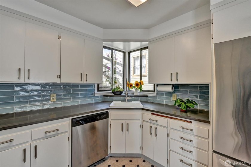 Move-in ready VACANT duplex in the highly desirable Central - photo 20