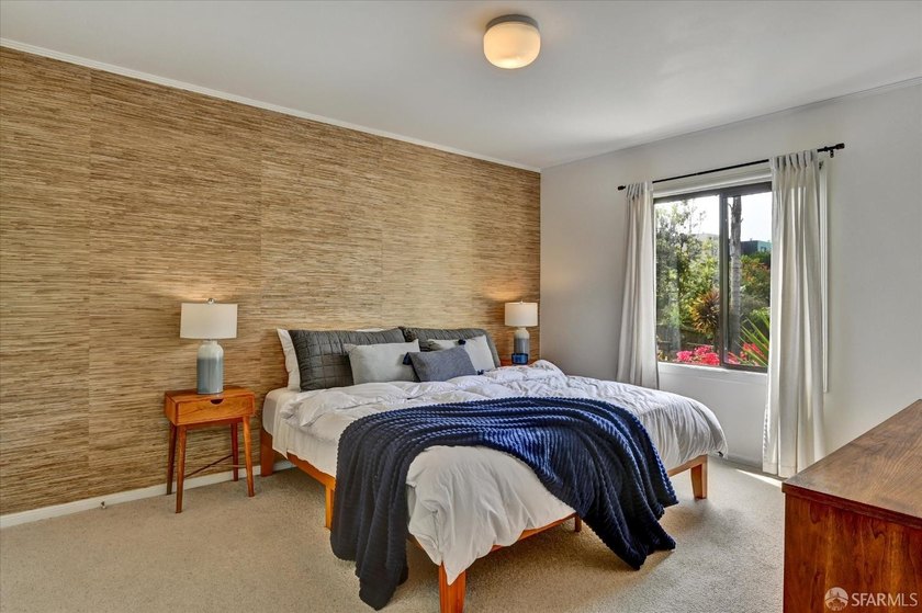 Move-in ready VACANT duplex in the highly desirable Central - photo 23