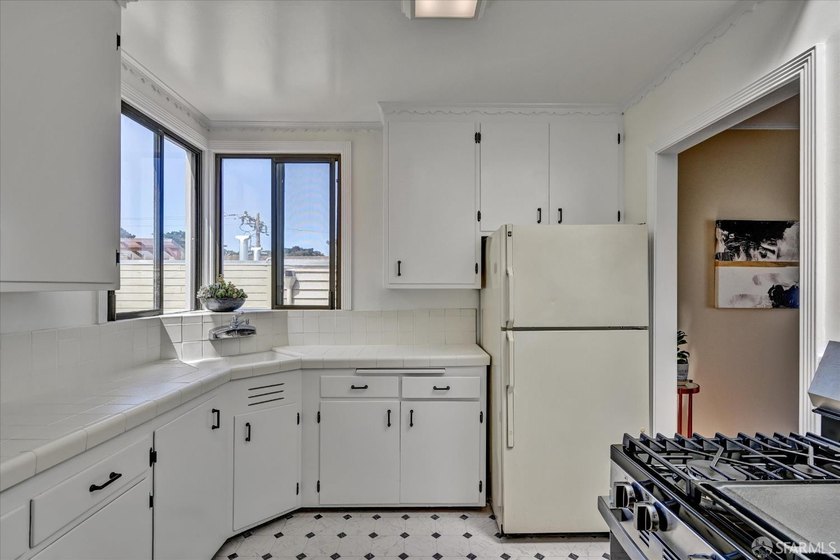 Move-in ready VACANT duplex in the highly desirable Central - photo 42