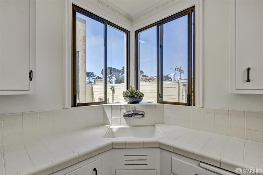 Move-in ready VACANT duplex in the highly desirable Central - photo 44