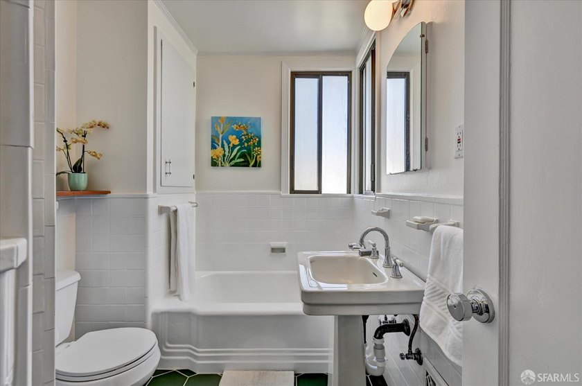 Move-in ready VACANT duplex in the highly desirable Central - photo 46