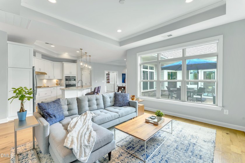 Light and Bright! Thoughtfully-designed, and immaculately - photo 11