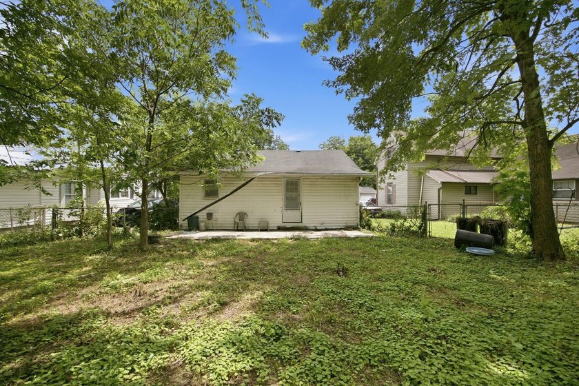 Large fenced in backyard, perfect for entertaining. Discover the - photo 22