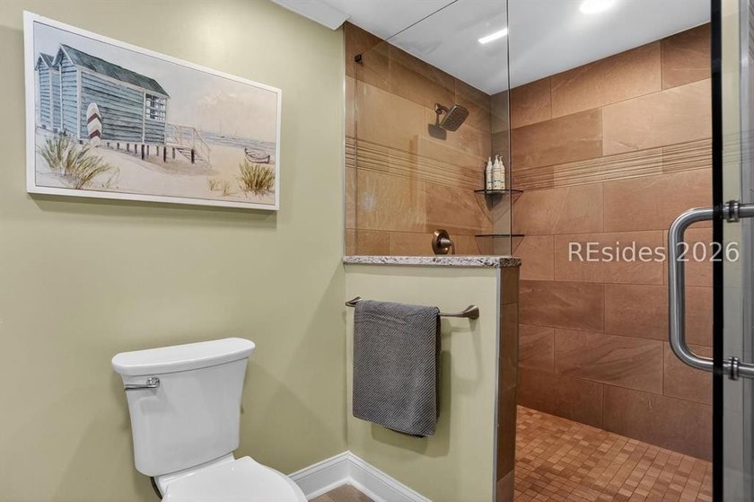 Across the street from the beach, stylishly renovated and - photo 12