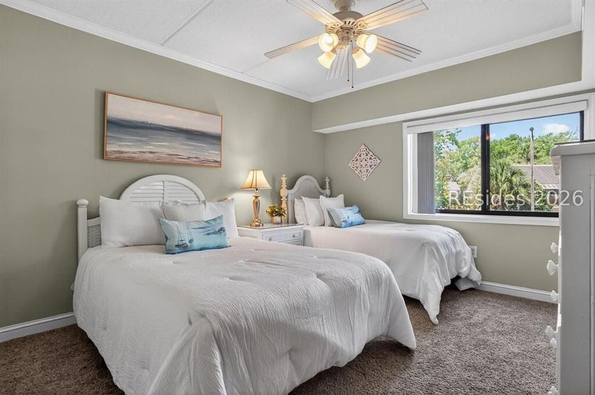 Across the street from the beach, stylishly renovated and - photo 13
