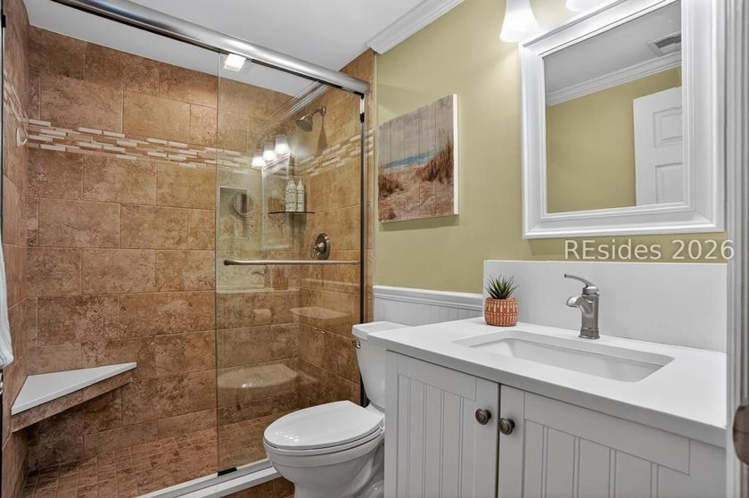 Across the street from the beach, stylishly renovated and - photo 15