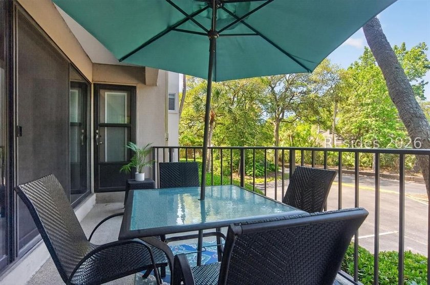 Across the street from the beach, stylishly renovated and - photo 17