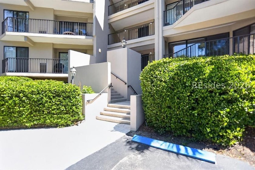 Across the street from the beach, stylishly renovated and - photo 18