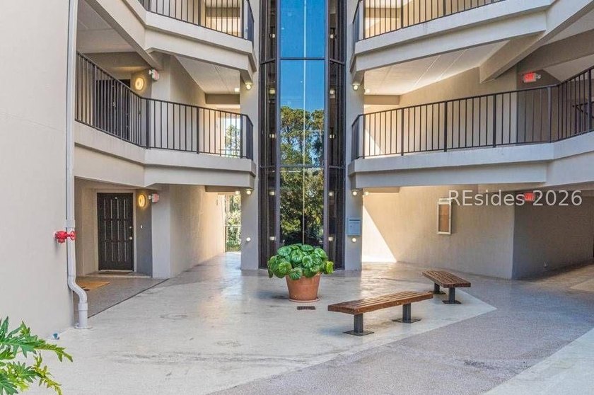 Across the street from the beach, stylishly renovated and - photo 20