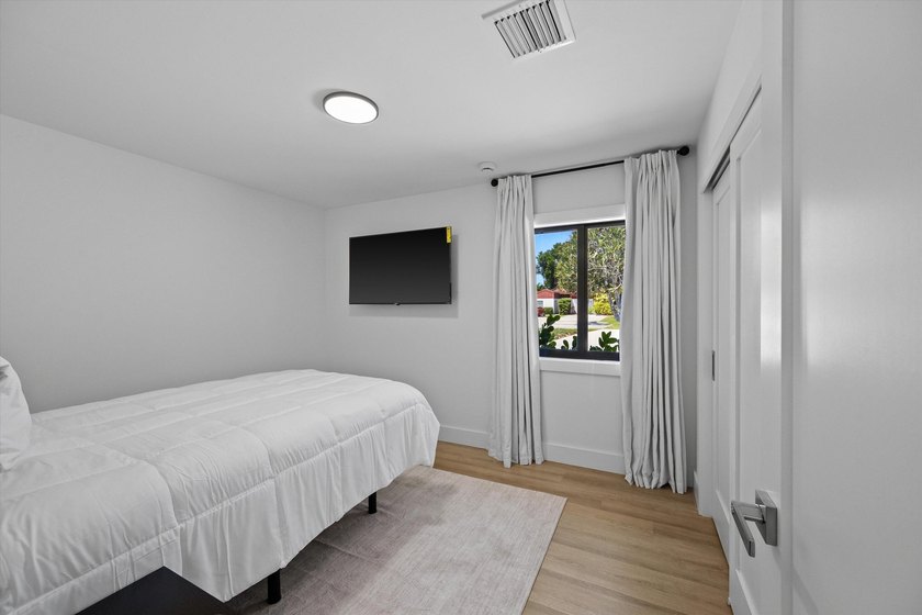 Turnkey furnished fourplex on the 12th Fairway! Four identical - photo 14
