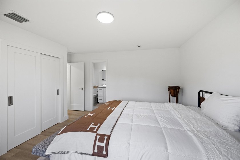 Turnkey furnished fourplex on the 12th Fairway! Four identical - photo 31