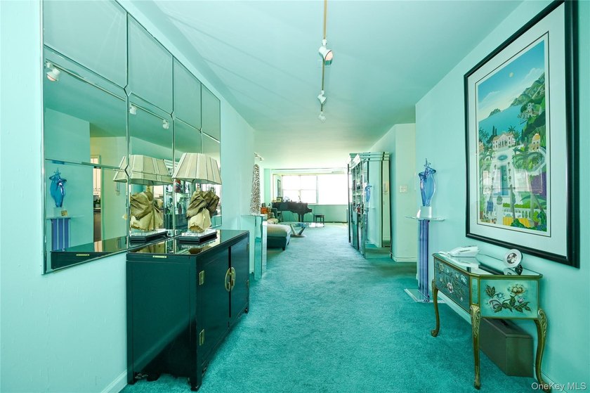 Spacious and sun-filled 2 bedroom, 2 bathroom corner coop - photo 4
