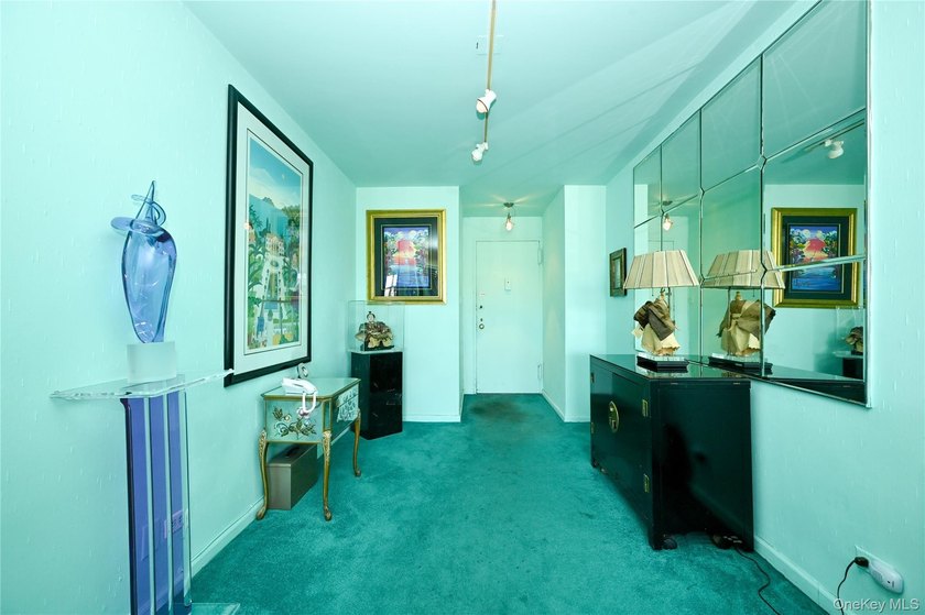 Spacious and sun-filled 2 bedroom, 2 bathroom corner coop - photo 5