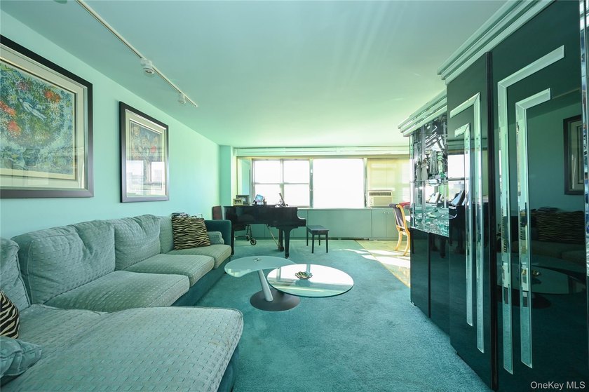 Spacious and sun-filled 2 bedroom, 2 bathroom corner coop - photo 7
