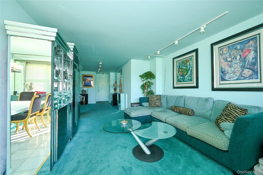 Spacious and sun-filled 2 bedroom, 2 bathroom corner coop - photo 8