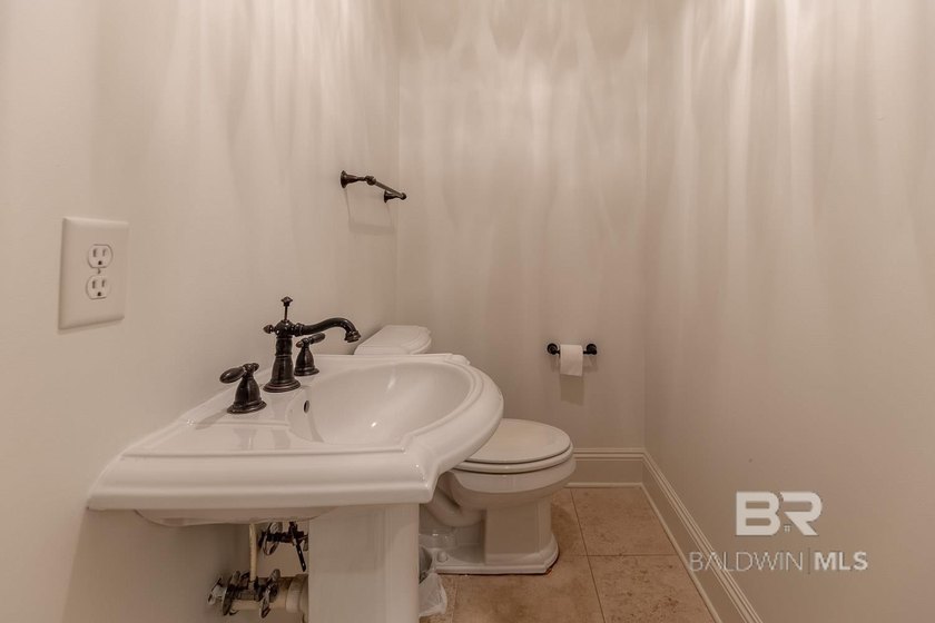 Exceptional estate home on approximately 1 acre in Fairhope's - photo 18