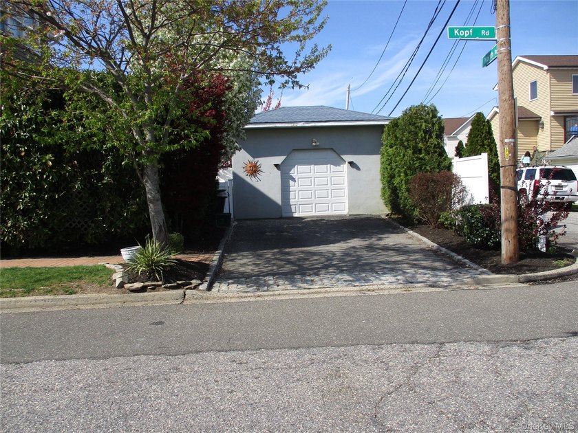 A stunning, fully renovated, move-in-ready raised Colonial on a - photo 2