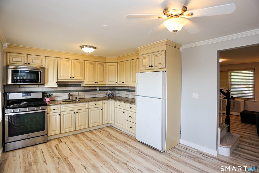 Rare find! This beautifully renovated, move-in ready 2-bedroom - photo 5