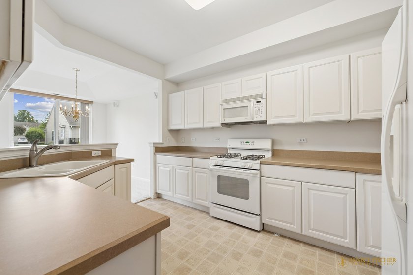 Welcome to this delightful 2-bedroom, 2-bathroom , York model - photo 2